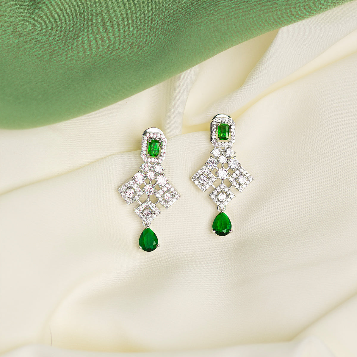 AD Sling Choker Set with Emerald Stones